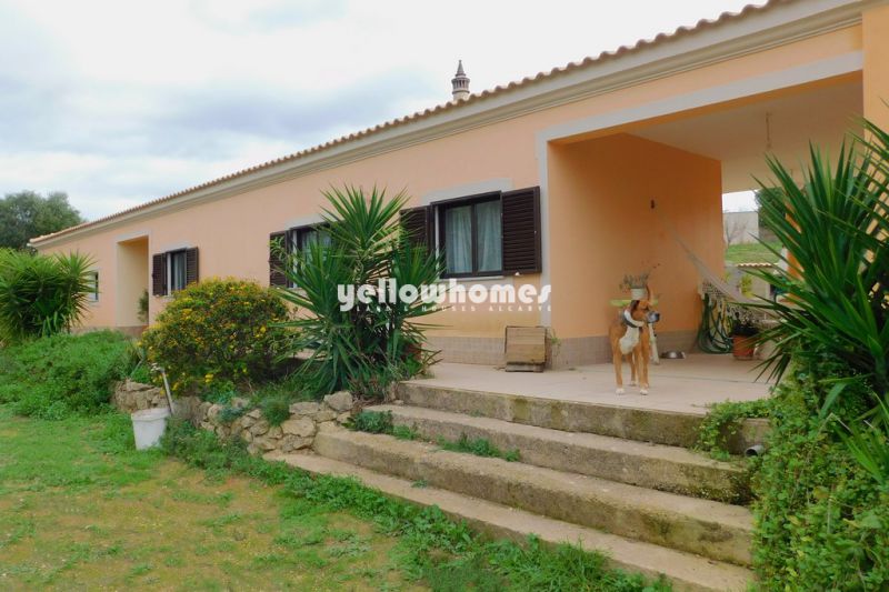 Espaçosa moradia V4 com grande terreno e muito potencial perto de Boliqueime